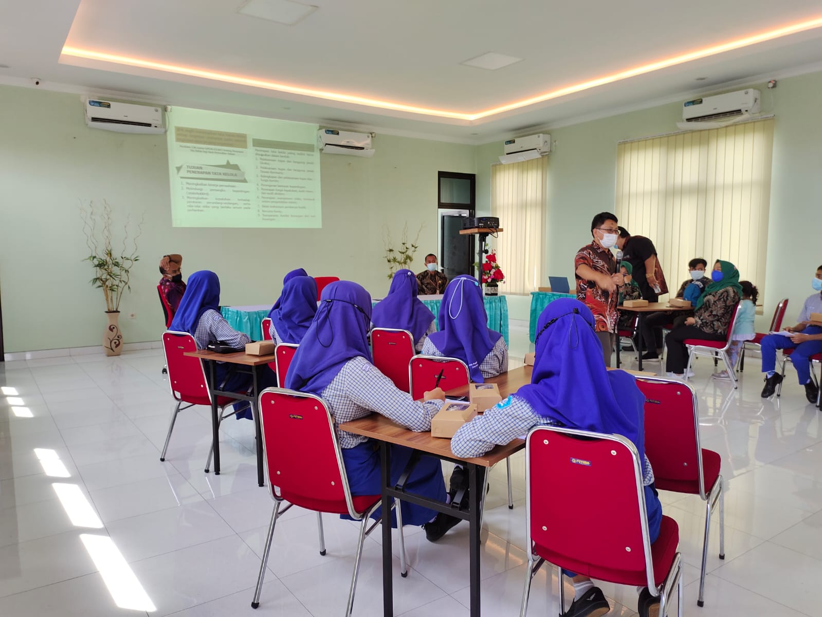 Kunjungan industri keuangan SMK Negeri 3 Jepara di BPR Profidana Paramitra